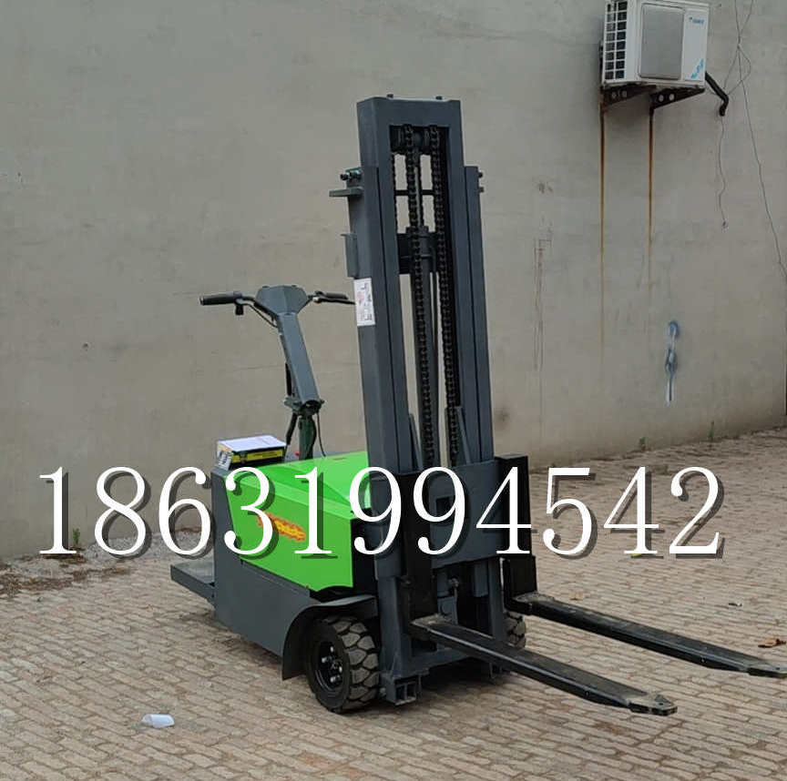 隆回县优程全电动叉车插腿式堆高车液压装卸车1.5吨升高小型站驾式铲车